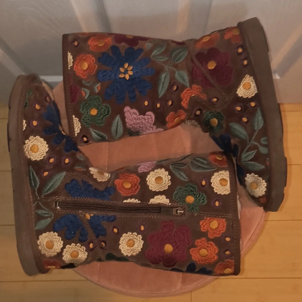 UGG Wahine Floral Embroidered Suede Boots Size 6 Rare Vintage Limited Edition